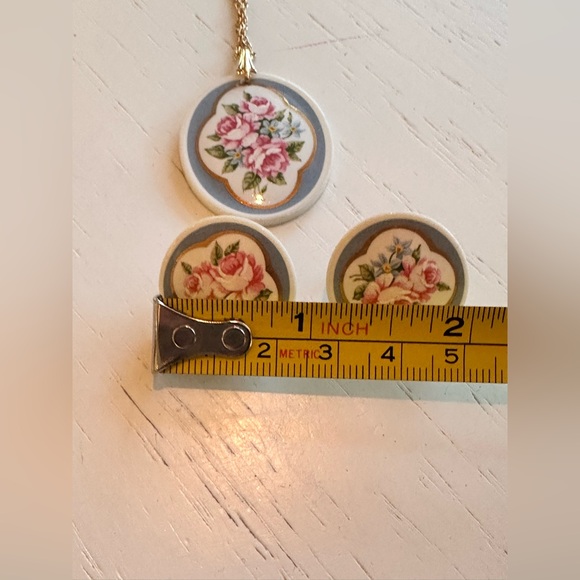 VINTAGE Avon 1988 Classic Gold Rose Ceramic Necklace and Earrings Set - Picture 8 of 12